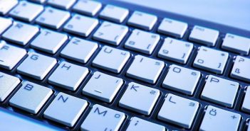 Perché la tastiera QWERTY è fatta così? Una storia di ingegneria