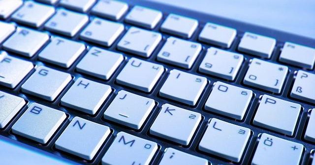 Perché la tastiera QWERTY è fatta così? Una storia di ingegneria