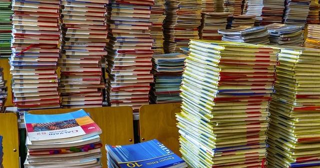 Libri scolastici usati: le migliori piattaforme per risparmiare ogni anno