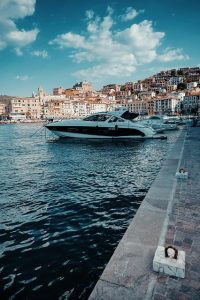 Risparmiare sulle vacanze estive: la tecnica del “Prenota Prima” vs “Last Minute”